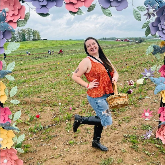 Meet your Posher, Megan - Picture 2 of 3